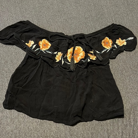 Black floral off the shoulder top size small - Picture 6 of 9
